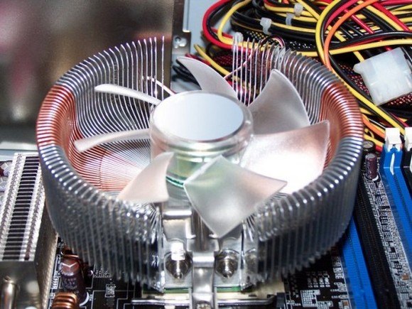 Завдяки максимально щільному контакту тепловіддача між поверхнею радіатора і процесора мінімальне, що в свою чергу забезпечує швидкий, ефективний тепловідвід