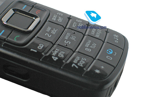 Блок клавіш займає весь простір від навігаційного блоку до нижнього торця
