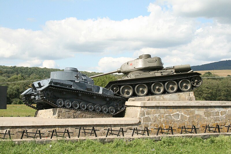 Написана ця стаття по книзі маршала бронетанкових військ Олега ЛОСИК «Трохи про танкових таранив»