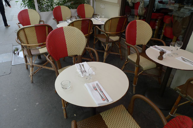 Паризький ресторан в очікуванні відвідувачів
