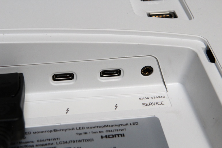 Крім того, в цій моделі з'явилися два порти USB Type-C з підтримкою Thunderbolt 3, через які можна підключати сумісні ПК і Mac