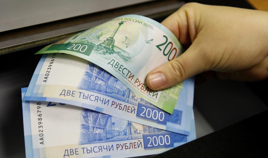 Рубль знижувався в середу в сторону мінімуму більш ніж за 2 роки в міру оцінки трейдерами ризиків нових американських санкцій, а також закупівель іноземної валюти російським ЦБ